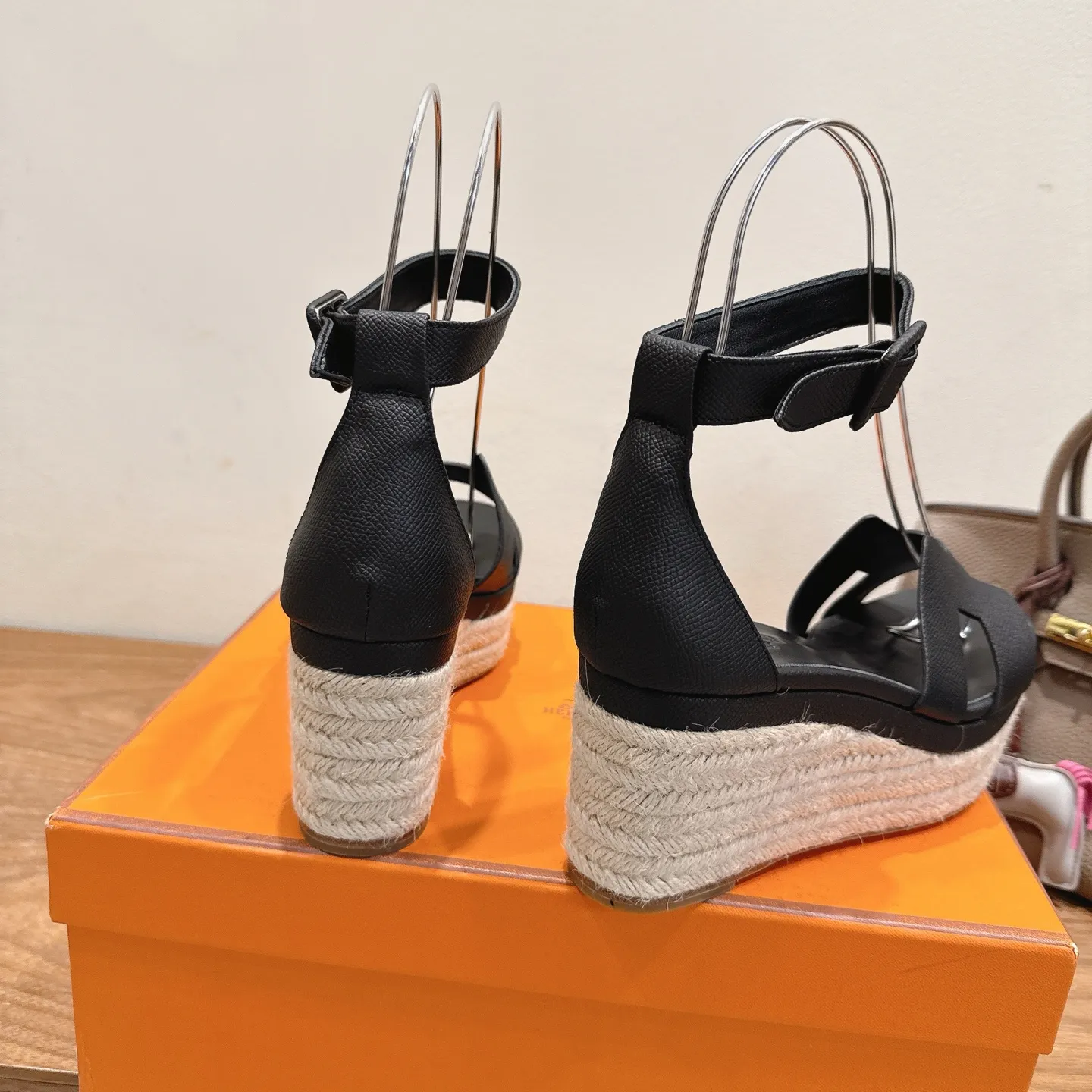 👟👟Ex-factory price 720👟👟 Hermes... a Eclair 2025 new color + popular series, the version is super positive, with a certain thickness, which makes the legs longer! Breathable, comfortable calfskin, spring and summer color matching, this item is both beautiful and comfortable! Channel supply code size: 35-39 can be ordered as 40.41 with airplane box ➕20